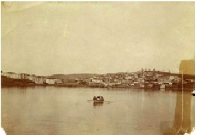 Η Ερμιόνη από τον ορμίσκο του Λιμανιού, 1900. Φωτογραφία από τον ιστότοπο της "Πρωτοβουλίας Ενεργών Πολιτών Ερμιόνης".